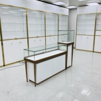 Système de Présentation de Bijoux de Luxe à Cadre Doré, Vitrine Blanche Plissée avec Éclairage LED, Verre Anti-Reflet, Conception Modulaire pour Centre Commercial de Bijouterie
