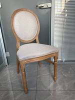 Chaise Louis XV de style français en résine avec texture bois, durable pour salon et appartement