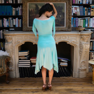Robe midi unie pour femme à manches courtes, col en V, fente asymétrique, taille naturelle, avec dentelle froncée, écologique et respirante - Product Image 3
