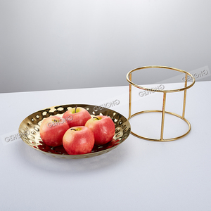 Présentoir <span class=keywords><strong>de</strong></span> buffet <span class=keywords><strong>de</strong></span> <span class=keywords><strong>plateau</strong></span> <span class=keywords><strong>de</strong></span> fruits <span class=keywords><strong>de</strong></span> <span class=keywords><strong>mer</strong></span> rond imprimé d'un marteau en acier doré à trois couches pour la restauration <span class=keywords><strong>de</strong></span> banquet <span class=keywords><strong>de</strong></span> restaurant d'hôtel - Product Image 5