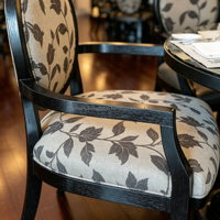 Chaises de style vintage avec motifs floraux et d'oiseaux, dotées d'un cadre en bois massif, tables et chaises pour restaurants japonais