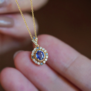 Classico ciondolo in oro giallo con diamante taglio ovale e accenti di zaffiro blu per l'uso quotidiano da donna - Product Image 1