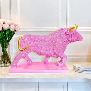 Escultura de Resina Epoxi de Toro Caminando con Detalles Artísticos Dorados, Adorno Artesanal para Entrada, Sala de Estar, Vinoteca - Product Image 3