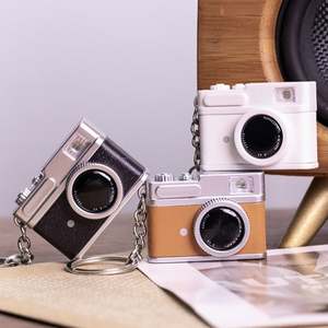 Porte-clés rétro lumineux en forme d'appareil photo, accessoires de sac pour hommes et femmes, pendentif de collier créatif et personnalisé - Product Image 1