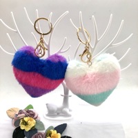 Porte-clés en fourrure personnalisé en forme de cœur moelleux, couleur arc-en-ciel, forme de cœur, mignon, porte-clés personnalisé en fausse fourrure de renard, pompon arc-en-ciel