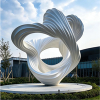 Sculpture circulaire moderne sur mesure en acier inoxydable poli, de forme spéciale, pour aménagement extérieur, avec support de production avancé
