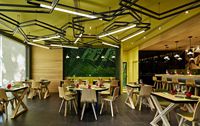 Ensembles de canapés et de tables en bois modernes pour restaurants, salons extérieurs, restaurants de restauration rapide, hôtels et autres espaces commerciaux.