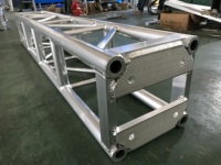 Cadre de scène en alliage d'aluminium avec système de botte de boulon de concert portable avec conception carrée à motif triangulaire pour scène d'affichage DJ