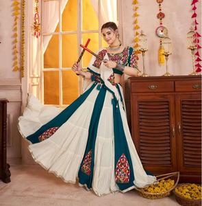 Algodón viscosa totalmente cosido chaniya choli con parche kutchi y espejo Kodi trabajo perfecto para la colección navratri - Product Image 3