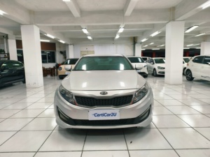 Berlina <span class=keywords><strong>Sportiva</strong></span> Coreana Usata: <span class=keywords><strong>Kia</strong></span> K5 GL Manuale del 2012, Motore 2.0L, Stile Accattivante e Guida Coinvolgente - Product Image 3
