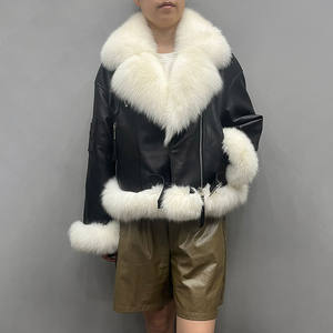 Giacca in Vera Pelle Nera <span class=keywords><strong>con</strong></span> Collo in Pelliccia Soffice, <span class=keywords><strong>Cappotto</strong></span> Corto da Donna in Pelliccia di Volpe <span class=keywords><strong>con</strong></span> Imbottitura in Piuma d'Oca - Product Image 1