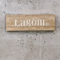 Plaque de numéro de maison en marbre sculpté sur mesure, artisanale, en pierre naturelle, rustique, pour extérieur, signalétique d'adresse personnalisée