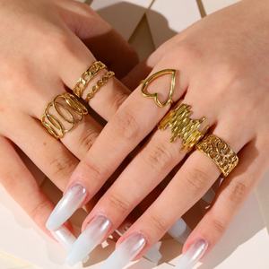 Bague en acier inoxydable rétro européenne et américaine pour femme, plaquée or 18 carats, motif feuille d'amour, tendance et polyvalente - Product Image 1