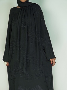 Abaya noire perlée, Abaya ornée avec ensemble hijab assorti, Abaya élégante, Robe musulmane pour femmes - Product Image 3