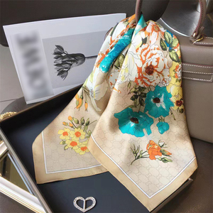 Bandana Etnica Multifunzionale dal Design Elegante per Donne, Foulard Quadrato con Stampa Digitale Effetto Seta - Product Image 1