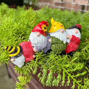 Figurines de Père Noël nain en résine créatives pour jardinage miniature de table, avec motif pull de Père Noël, pour l'hiver - Product Image 5