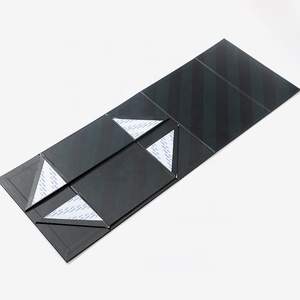 Caja de Regalo Rígida Económica de Materiales Reciclados Negros con Cierre Magnético y Grabado en Relieve para Empaque de Bolsos de Lujo para Mujer - Product Image 5