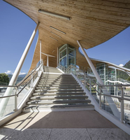Garde-corps durable et moderne en acier inoxydable pour projets de construction de balustrades extérieures personnalisées pour aéroports et gares ferroviaires