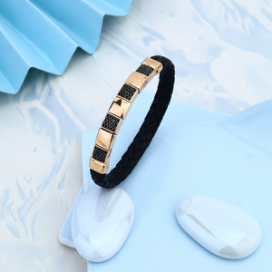 Bracelet en cuir noir élégant avec accents d'or fin pour hommes - Product Image 1