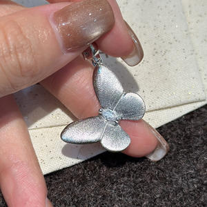 Pendentif papillon en argent pur S925 brossé avec un design de niche vintage, simple, micro-incrusté, pendentif de niche français - Product Image 1
