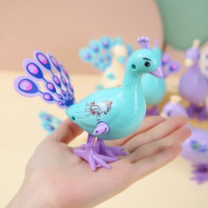 Jouet paon à remonter pour enfants de 4 à 6 ans, jouet éducatif interactif en plastique, aucune batterie requise - Product Image 4