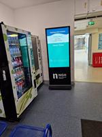 49 pouces intérieur PCAP LCD affichage numérique affichage interactif Totem FloorStanding Kiosk écran pour la publicité vidéo avec SDK