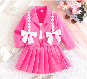 Elegante Completo per <span class=keywords><strong>Bambina</strong></span>: <span class=keywords><strong>Blazer</strong></span> Rosa con Bordo Floreale <span class=keywords><strong>Bianco</strong></span>, Doppio Fiocco e Gonna Plissettata - Product Image 2