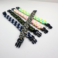 Bracelet de survie d'urgence en corde à main pour l'extérieur Bracelets tissés à la main en paracorde à sept cœurs à blocs de couleurs