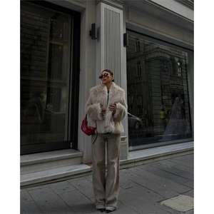 Abrigo corto de piel sintética con estampado de piedra, lana y seda, cierre de cremallera, materia prima tejida. - Product Image 2