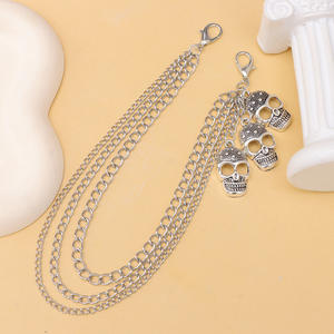 Sac à bandoulière noir à texture crocodile avec breloques tête de mort argentées et sangle à chaîne multicouche pour femme - Product Image 3