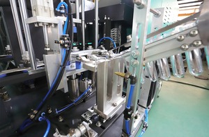 Machine <span class=keywords><strong>de</strong></span> soufflage <span class=keywords><strong>de</strong></span> bouteilles PET entièrement automatique DASSAW à 4 cavités <span class=keywords><strong>de</strong></span> haute précision – Solution d'extrusion-soufflage à grande échelle - Product Image 6