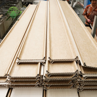 Panneau mural anti-humidité et antistatique en composite bois-plastique (WPC) à design cannelé pour usage intérieur, idéal pour les villas et les maisons.