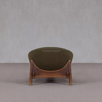 Fauteuil simple en velours vintage avec structure en bois massif et accoudoirs capitonnés pour salon, chambre ou salle de séjour