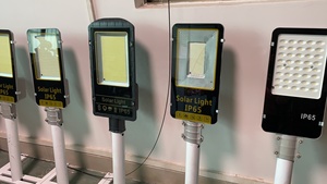 Farola LED Solar de Alta Luminosidad de 300W, Certificación ROHS, Fuente de Alimentación de 100W-300W, IP65, Cuerpo Dividido de Aluminio, Batería de Litio - Product Image 2