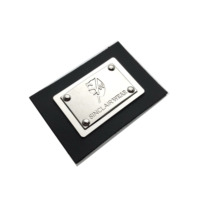 Fabrication d'accessoires vestimentaires Écussons avec logo en métal de marque personnalisée Étiquettes en cuir Écussons avec logo en métal