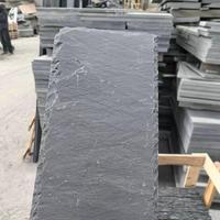 Tuiles en ardoise noire naturelle chinoise bon marché, surface fendue, résistantes aux acides, pour revêtement mural extérieur et toitures de villas