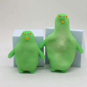 ของเล่นบีบรูปปลาหัวเขียวขนาด 10 ซม. ของเล่นบีบยืดหยุ่นทนทาน บิดแล้วคืนรูปได้ เสริมสร้างอารมณ์ ของขวัญเพิ่มความสุข - Product Image 3