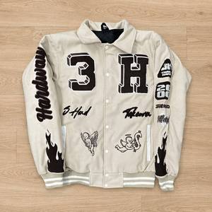 <span class=keywords><strong>Giacca</strong></span> Varsity Personalizzata in Cotone Pesante Stile Y2K Grunge con Ricamo 3H Cherub Flame e Bottoni a Scatto per Uomo - Product Image 3