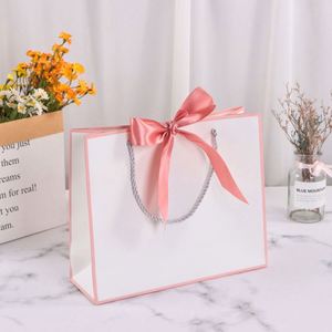 Sacs en papier kraft imprimés de luxe en gros avec poignée, recyclables, pour vêtements de marque, sacs d'emballage personnalisés pour le commerce de détail - Product Image 1