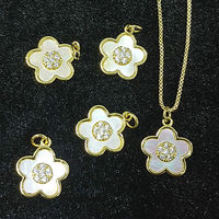 CH-LAP2071 Pendentif Champignon Coloré Micro-Pavé de Zircons Cubiques, Pendentif Champignon en Cuivre Plaqué Or, Accessoire de Mode, Bijoux en Gros