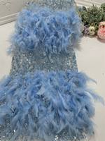 Vente en gros de robe de soirée en plumes faite à la main saupoudrée de tissu pour robe de mariée en maille dorée