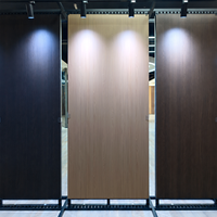 Panneaux muraux en bambou d'intérieur, directement de l'usine, résistants à l'humidité, panneaux muraux décoratifs en PVC à grain de bois pour mur TV ou tête de lit.