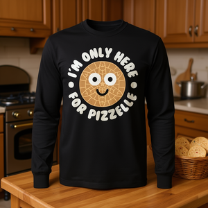 Camiseta de manga larga promocional con diseño de galletas Pizzelle italianas: Solo estoy aquí por las Pizzelle - Product Image 3
