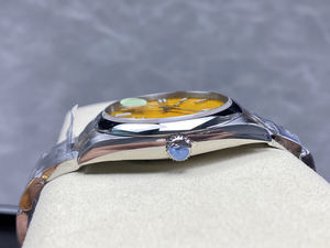 Bracelet lumineux bleu glace suisse de qualité supérieure qui s'adapte parfaitement aux pattes de la montre. Montre mécanique pour homme - Product Image 4