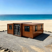 Maison préfabriquée moderne en conteneurs, villa modulaire de plage avec extérieur en bois, porte et fenêtres en verre