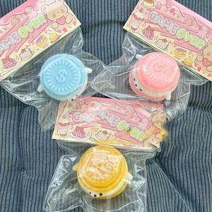ของเล่นบีบ TPR รูปเค้กสุนัขเหรียญทอง 5 ซม. ของเล่นจำลองอาหารแฮมเบอร์เกอร์ ของเล่นบีบคลายเครียด ขายส่ง - Product Image 2