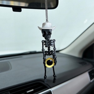 Colgante de coche con forma de esqueleto con sombrero y disco dorado, material ABS, decoración interior de coche, estilo europeo - Product Image 1