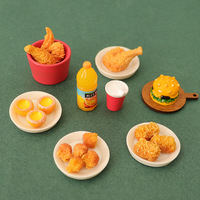 1 Set de Accesorios de Resina para Casa de Muñecas: Bandeja de Comida de Simulación con Hamburguesa, Alitas de Pollo Fritas, Muslos de Pollo, Papas Fritas y Tarta de Huevo
