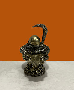 Estatua de Shiva Hecha a Mano en Latón con Trabajos en Piedra, Escultura del Dios Indio Shiva de Rajasthan, a Excelente Precio - Product Image 4