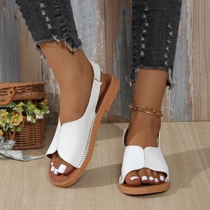 Sandales plates d'été pour femmes en cuir grainé avec bride arrière, bout fendu, design avant fermé, semelle antidérapante, chaussures de vacances d'extérieur - Product Image 1